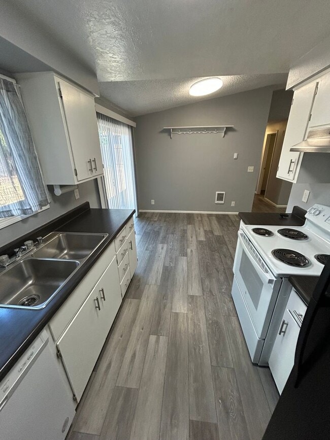 Building Photo - 24783 Parkside Dr