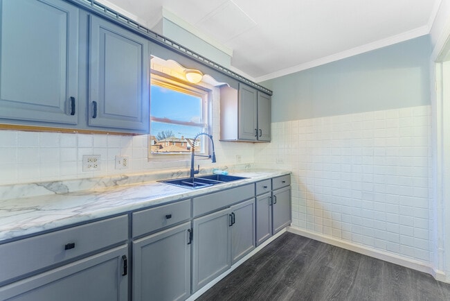 Building Photo - 2116 S 21st Ave