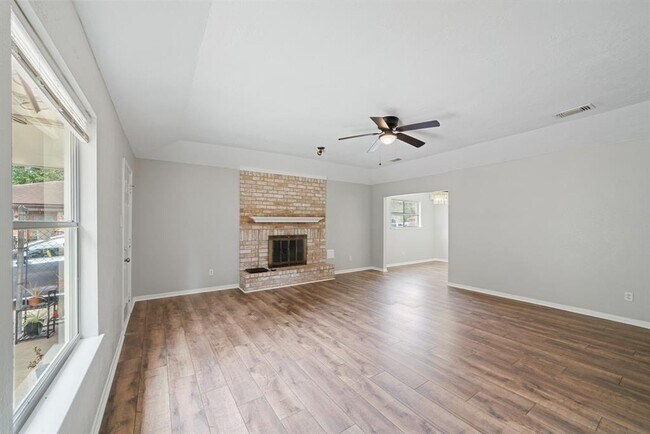 Building Photo - 801 Thornwood Dr