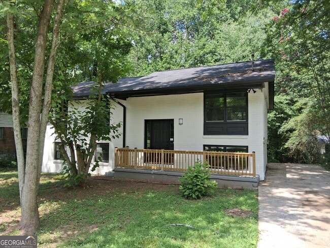Building Photo - 8229 Queens Dr