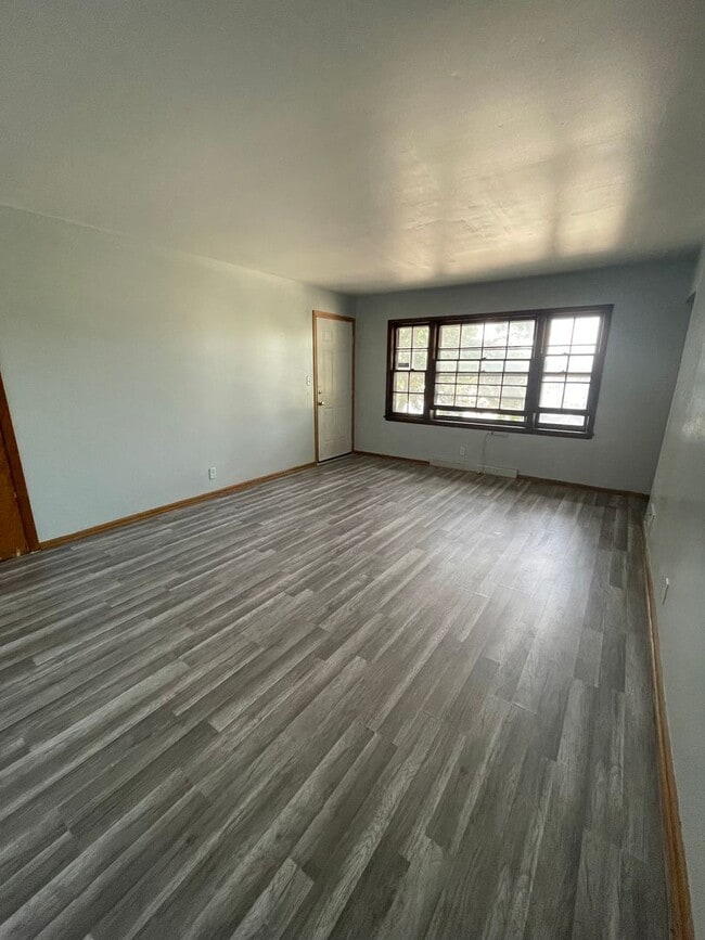 Building Photo - Large 3bed/1.5 bath unit!
