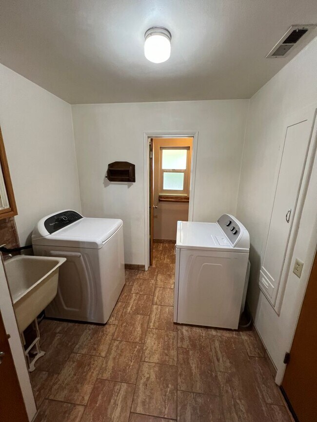 Building Photo - 723 S California St