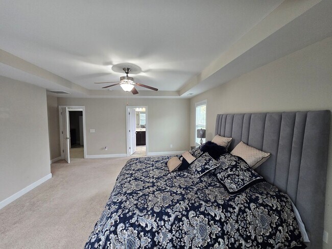 Building Photo - Spacious 4BR + Bonus, 4.5BA Home with 3-Ca...