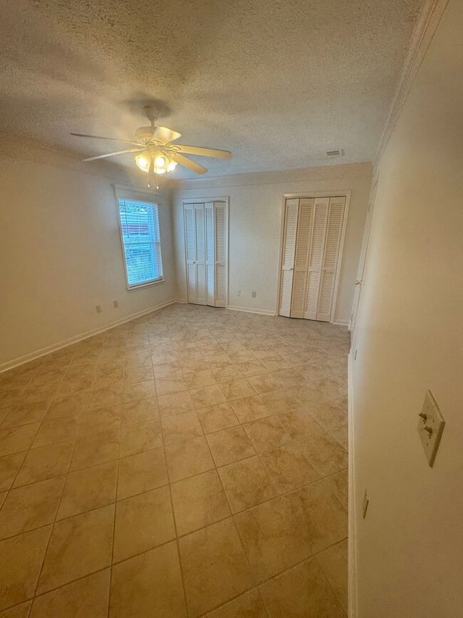 Building Photo - 6545 N Lagoon Dr