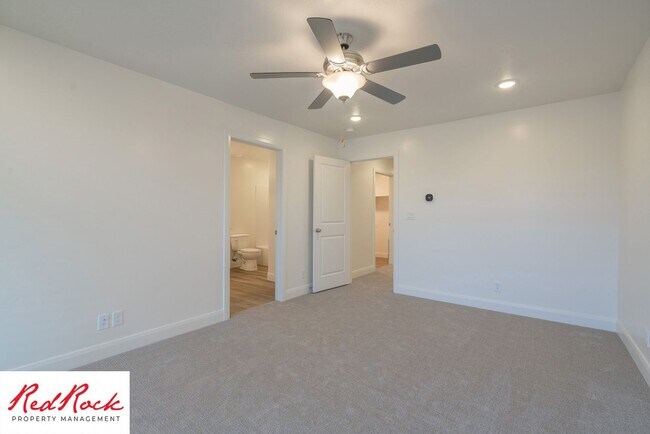 Building Photo - Stunning Spacious 3 Bedroom Unit
