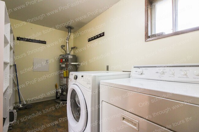 Building Photo - 14210 SW Rochester Dr