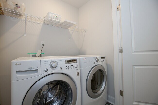 Building Photo - "Spacious 4-Bedroom Gem with 3 Full Baths - 2344 Sq Ft of Comfort on Stackhouse Drive!"