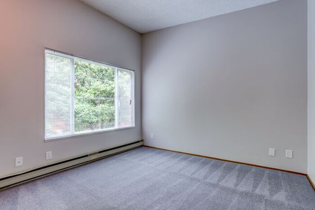 Building Photo - HUGE 1bed/1bath Downtown Living Available ...