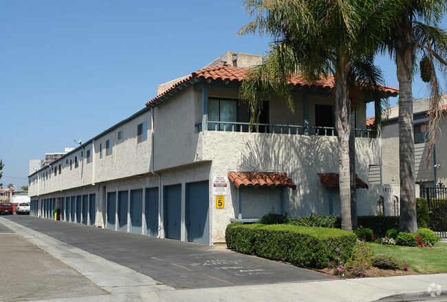 Building Photo - Hoyt Circle Apartments