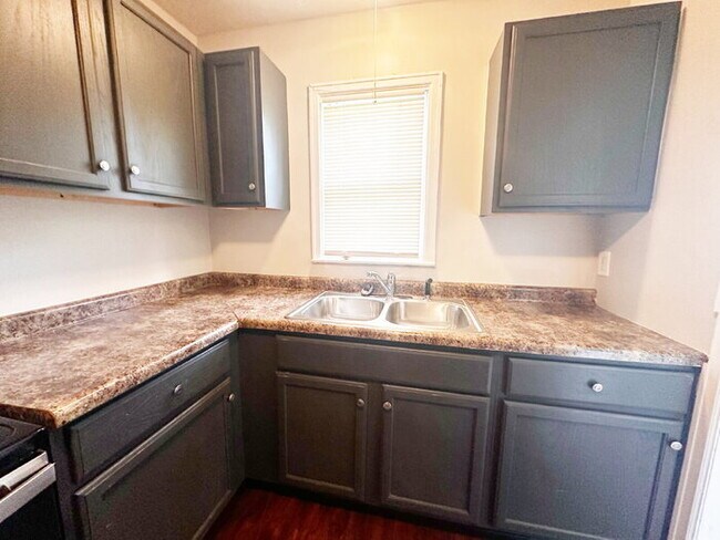 Building Photo - EAST SIDE 2 BEDROOM/2 BATH ALL BRICK RANCH AVAILABLE NOW!