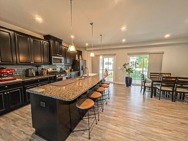 Building Photo - Luxurious 4 Bedroom 3.5 Bathroom End Unit ...