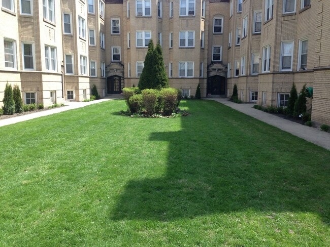 Interior Photo - 6541-6553 N Francisco Ave