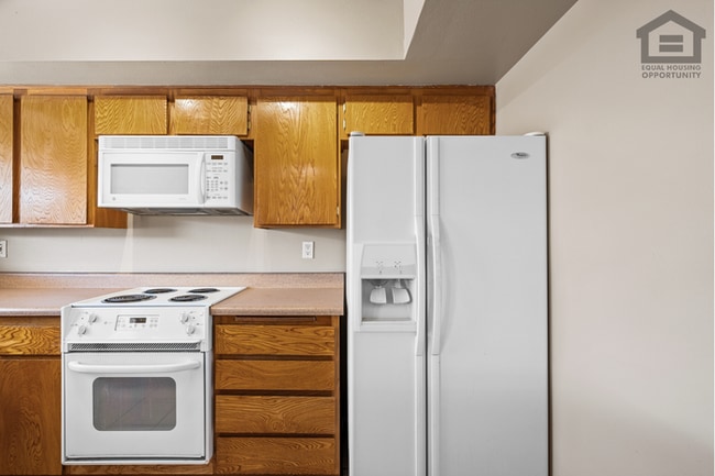 Building Photo - 2Bed/1.5Bath Townhome at 15th Ave/Camelback! Ready for Immediate Move-In!