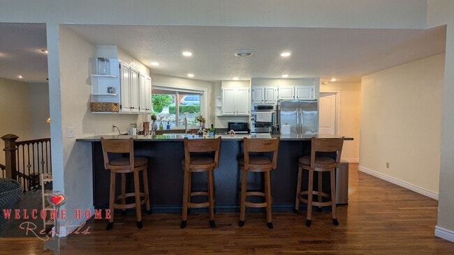 Building Photo - Huge waterfront home, fully furnished, boa...