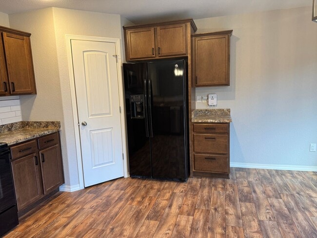 Building Photo - Everything you need! 3 bed/2.5 bath, 2-car garage