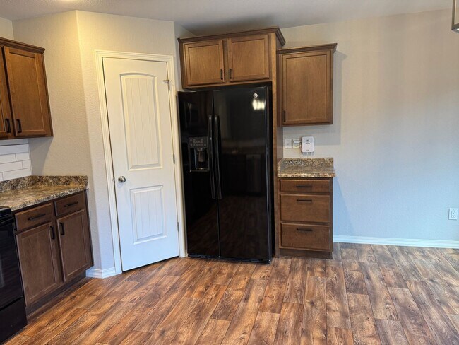 Building Photo - Single Family! 3 bed/2.5 bath, 2-car garage
