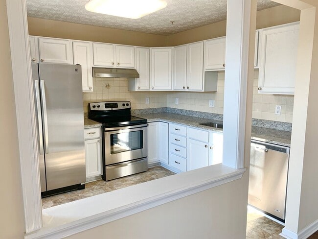 Building Photo - Light Filled 2bd 2bth Penthouse Condo In Piney Orchard!