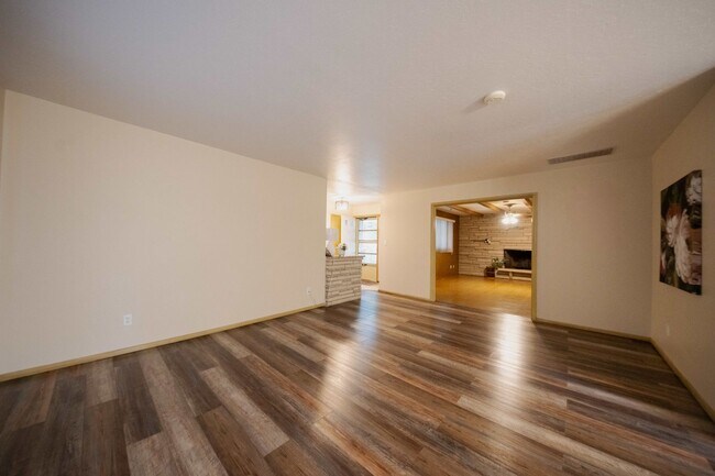 Building Photo - Mid-Century 3 Bedroom in Pine Valley Estates