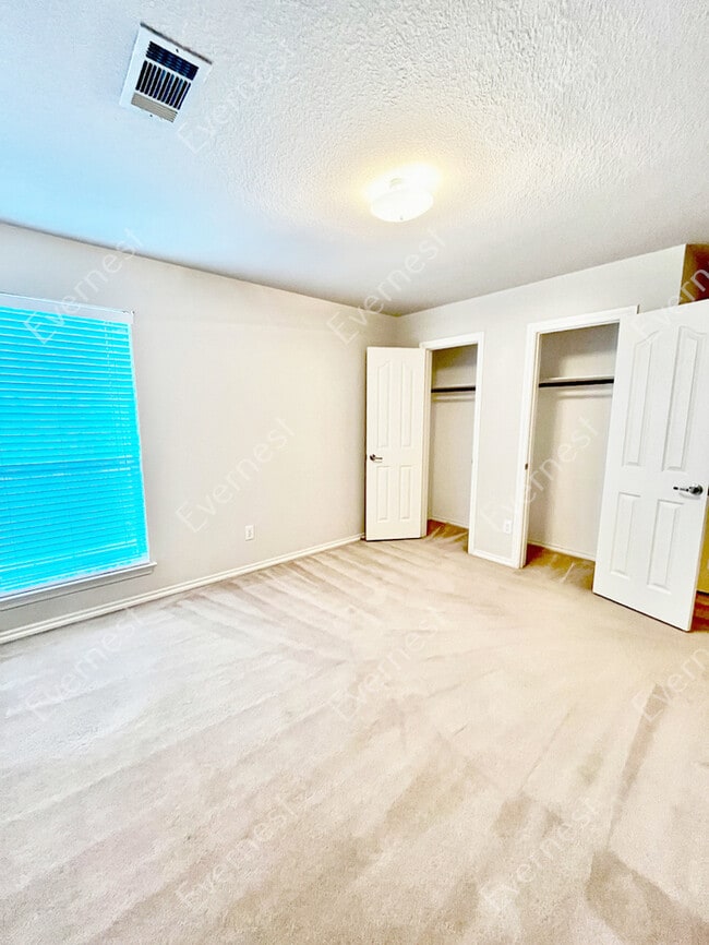 Building Photo - Spacious 3-Bedroom Home with Modern Kitche...