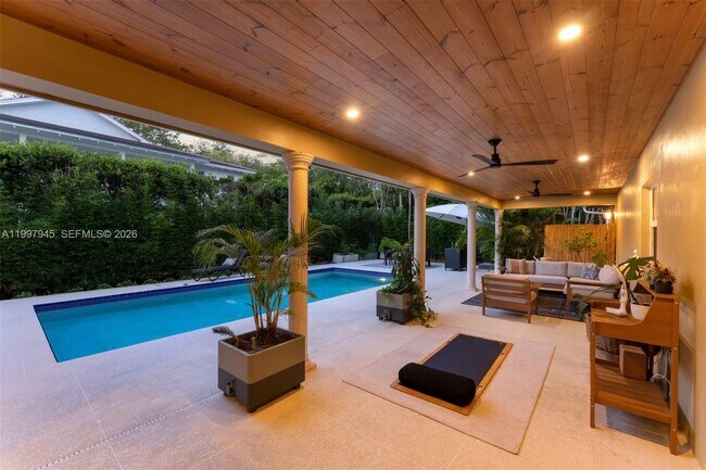 Building Photo - 611 Santurce Ave