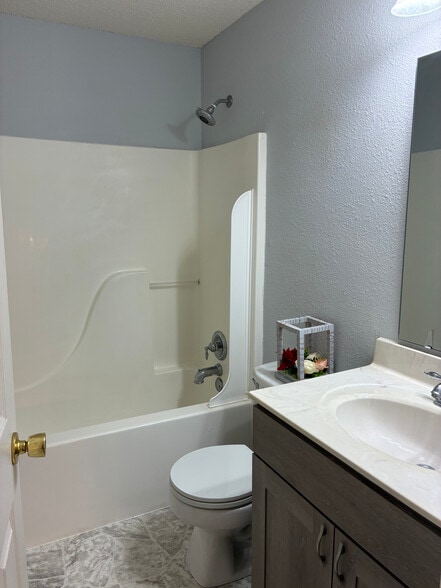 2nd full bathroom - 2396 Meadow Bend Dr