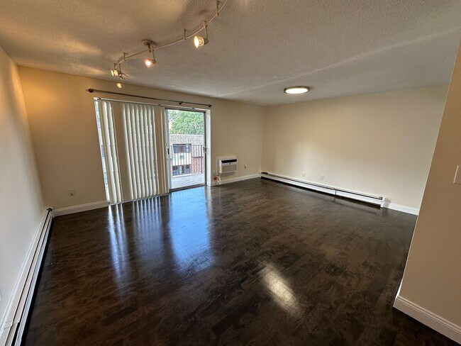 Building Photo - Large Studio - Balcony - Pool - Close to T