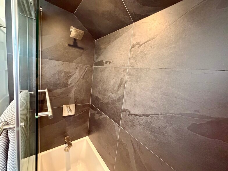 Building Photo - 502 12th Ave