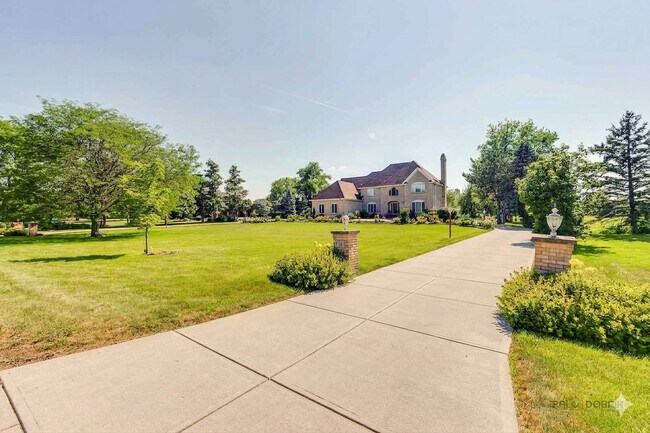 Building Photo - 14 Pentwater Dr
