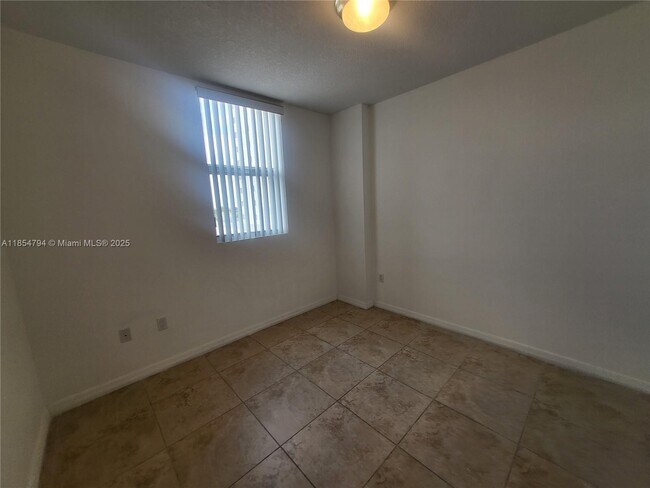 Building Photo - 435 SW 12th Ave