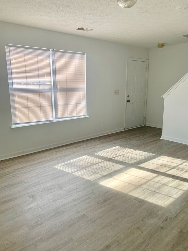 Building Photo - 3 Bedroom End Unit Townhouse