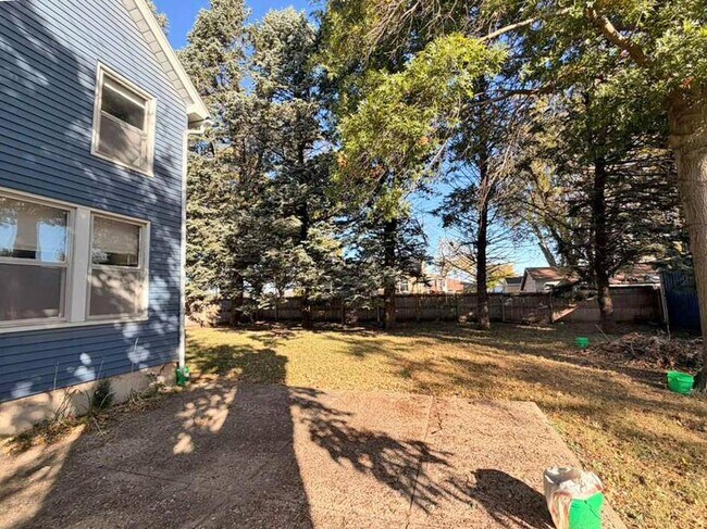 Building Photo - 2130 S Riverside Dr