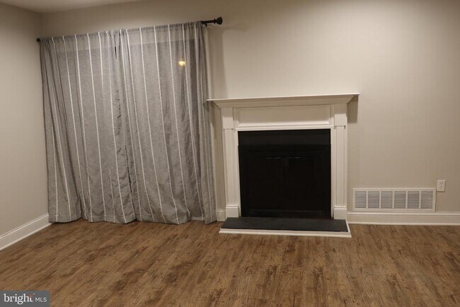 Building Photo - 13 Tulip Ct