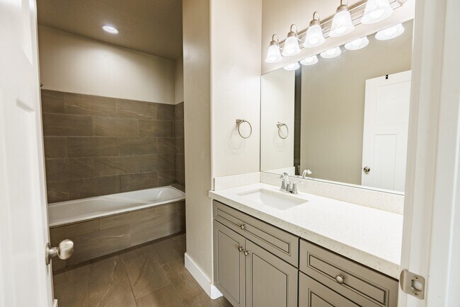 Building Photo - 972 S High Ridge Dr