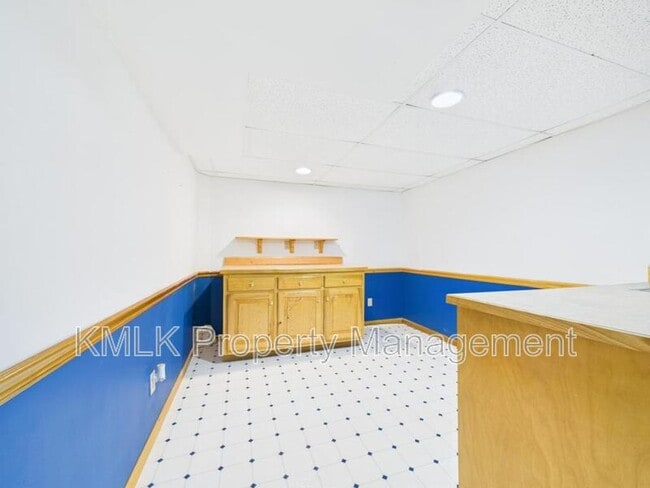 Building Photo - 411 Treeview Dr