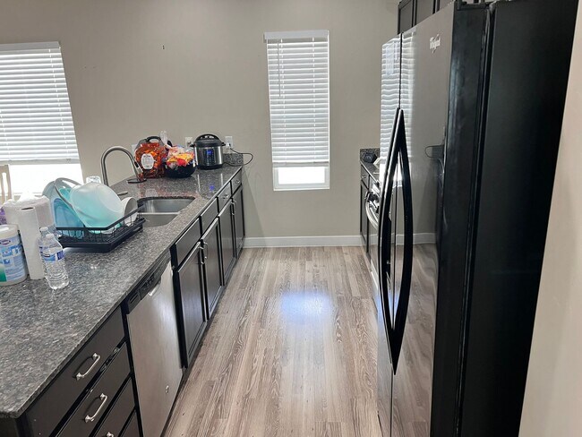 Building Photo - Beautiful Townhome in Bluffdale