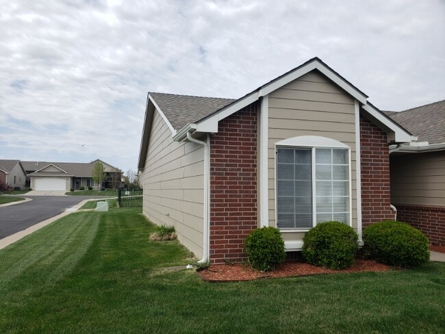 Building Photo - 2022 S Webb Rd