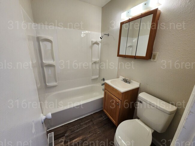 Building Photo - $995 - 4 bedroom / 1 and a half bathroom -...