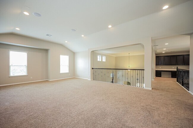 Building Photo - 5 Bedrooms and 3+ Living Spaces!