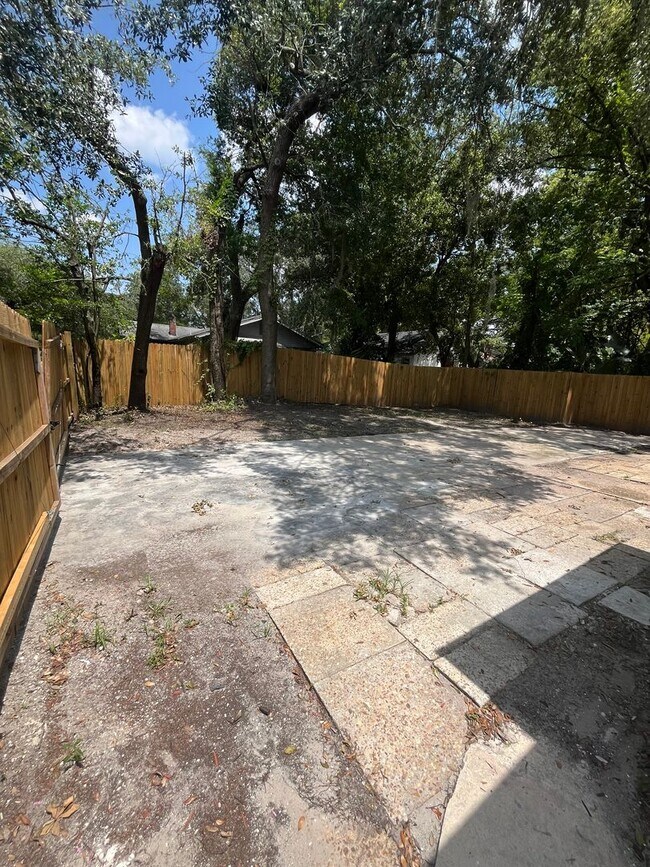 Building Photo - Plenty of Space!!