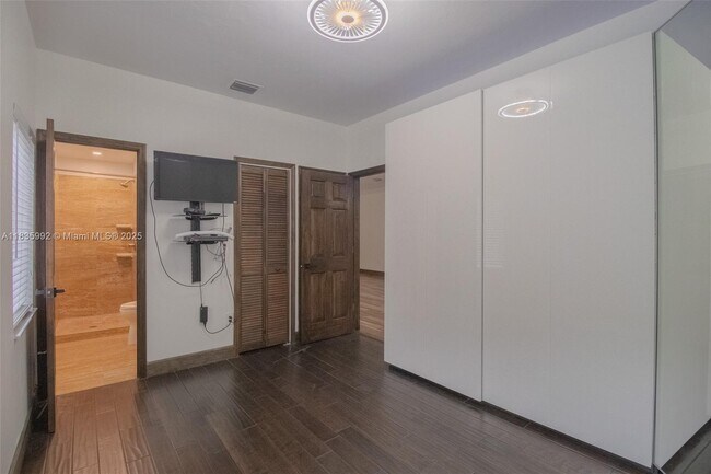 Building Photo - 3722 Royal Palm Ave