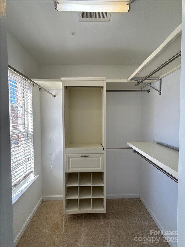 Building Photo - 10016 Highlands Crossing Dr