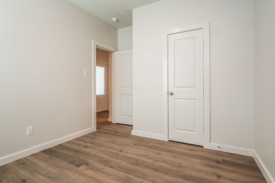 Building Photo - 1532 Harvester Dr