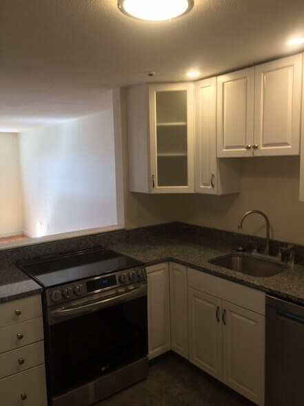 Building Photo - 881 Main St