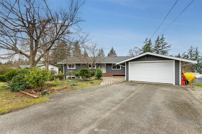 Primary Photo - Beautiful 4 Bedroom Close to Everything!