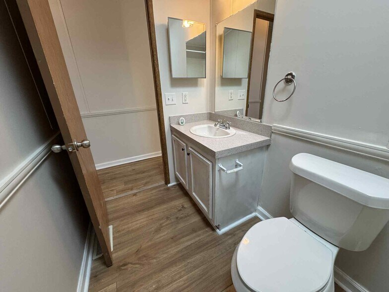 Building Photo - 2020 Marmoor Dr