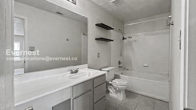 Building Photo - 4 Bed, 2.5 Bath Home with Garage / Pet-Friendly / Available Now!