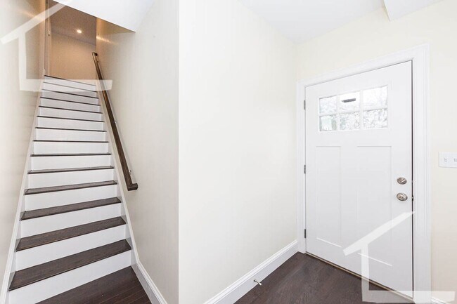 Building Photo - Charming 4 Bedroom