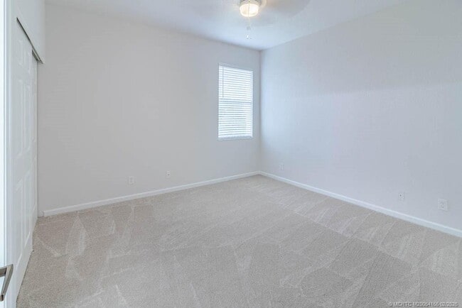 Building Photo - 356 SE Bloxham Way