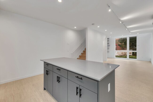 Building Photo - Modern 3BR Townhome with Rooftop Deck Near Downtown Seattle