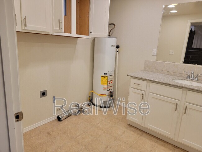 Building Photo - 344 W Selmar Ct